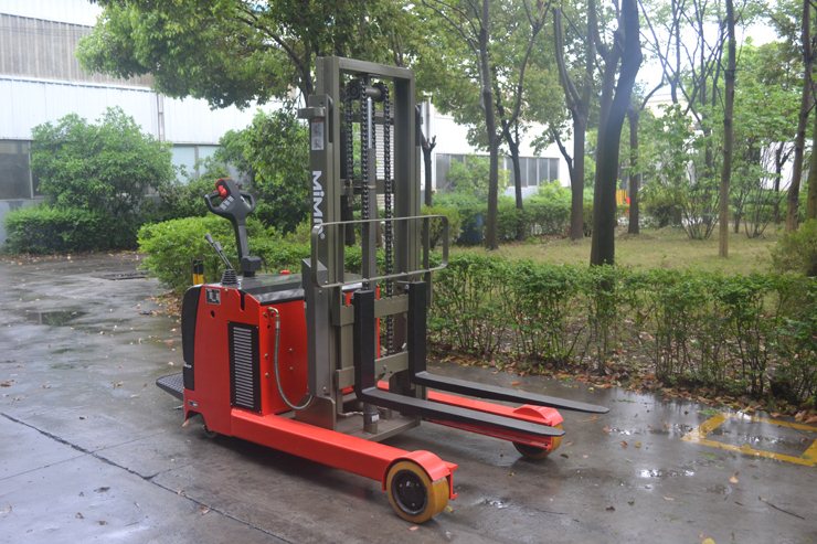 “湖南榮洲機械設備有限公司，移動式升降平臺價格，湖南升降貨梯，塑料托盤批發(fā)，固定式升降平臺，曲臂式升降平臺，汽車尾板，全電動叉車”