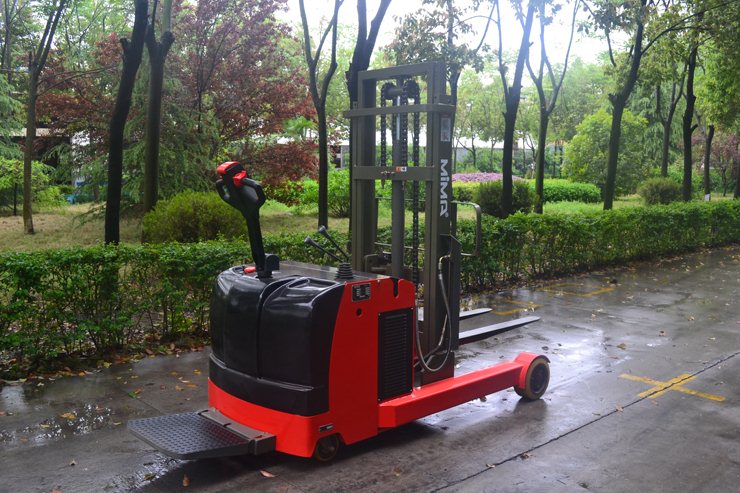 “湖南榮洲機械設備有限公司，移動式升降平臺價格，湖南升降貨梯，塑料托盤批發(fā)，固定式升降平臺，曲臂式升降平臺，汽車尾板，全電動叉車”