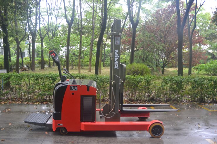 “湖南榮洲機械設備有限公司，移動式升降平臺價格，湖南升降貨梯，塑料托盤批發(fā)，固定式升降平臺，曲臂式升降平臺，汽車尾板，全電動叉車”