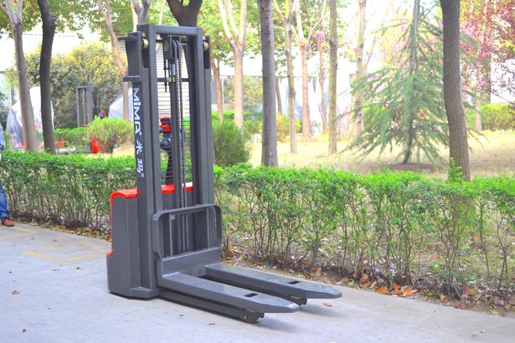 湖南榮洲機械設備有限公司,移動式升降平臺價格,湖南升降貨梯,塑料托盤批發(fā),固定式升降平臺,曲臂式升降平臺,汽車尾板,全電動叉車